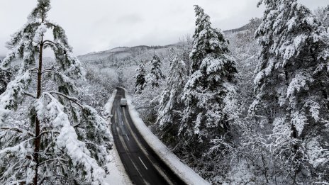 Облачно с валежи от дъжд и сняг ще е времето утре