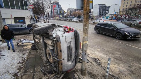 Пиян и дрогиран шофьор предизвика катастрофа с трима ранени СНИМКИ