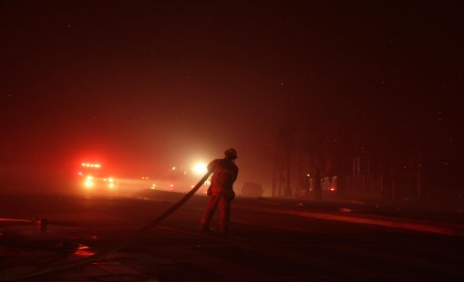 Близо 30 000 бяха евакуирани след пожар в предградие на Лос Анджелис