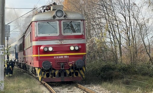 Локомотив е ударил пътнически влак на гара Карнобат