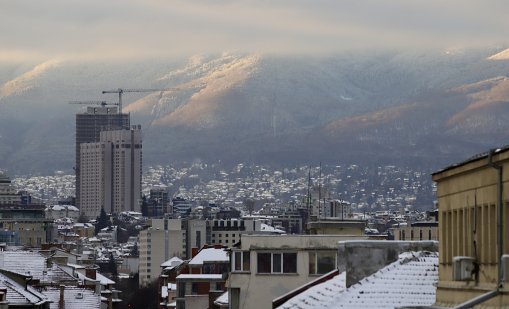 Облачно с превалявания от слаб дъжд ще е времето утре