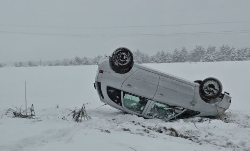 Кола се обърна по таван в снега