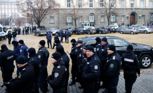 Протестът на "Възраждане" - рехав, пълно е с полиция