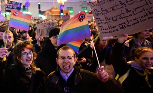 Хиляди на протест в Будапеща след приемането на закон, забраняващ гей парада