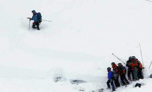 Петима скиори загинаха при две лавини във френските Алпи