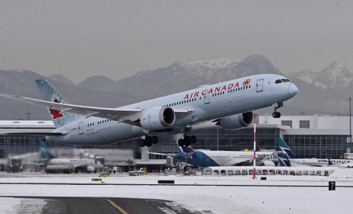 Още един инцидент със самолет, машина на Air Canada се запали при кацане ВИДЕО