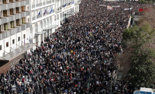 Големи протести в Гърция заради железопътната катастрофа в Темпе