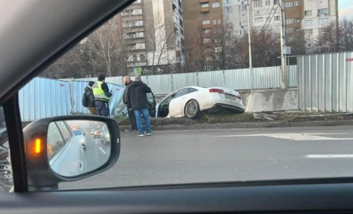 Автомобил се заби в изкопа на метрото в София