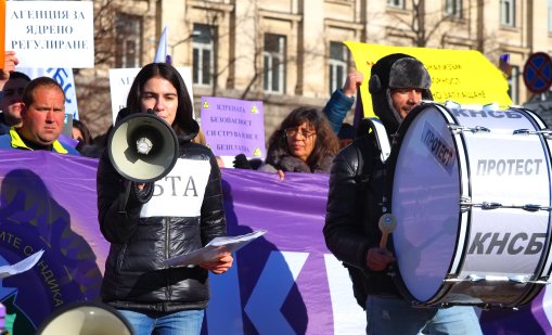 Протест на КНСБ пред парламента: Цените растат, заплатите - не! СНИМКИ