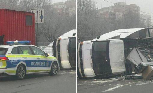 Бус се обърна на булевард в София след сблъсък с автобус