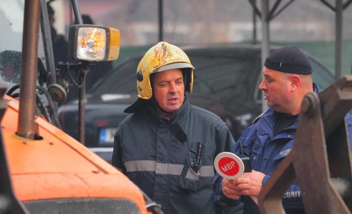 Пожарът в Банкя продължава да тлее, издирват се двама души 