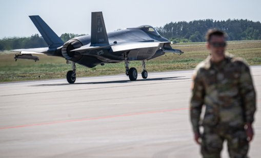 Акциите на Lockheed Martin намаляват след представянето на новите изтребители