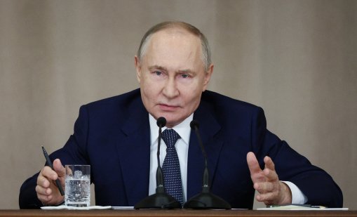 Въпреки целия си публичен образ на мачо, Путин се чувства неудобно да взема трудни решения