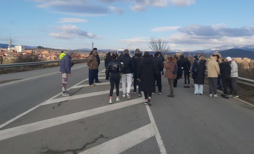 Протест затвори пътя Кюстендил - Гюешево след смъртта на 18-годишното момиче