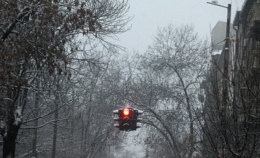 Валежи от сняг и във вторник, най-голяма снежна покривка на североизток