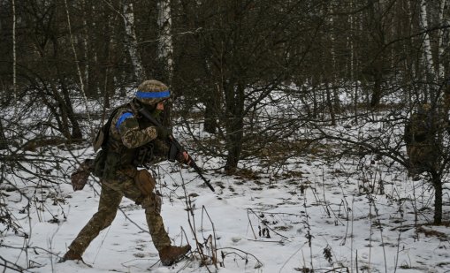 Ужас и чест: Украински и руски войник си разменят почести след смъртоносна битка с нож ВИДЕО (+16)