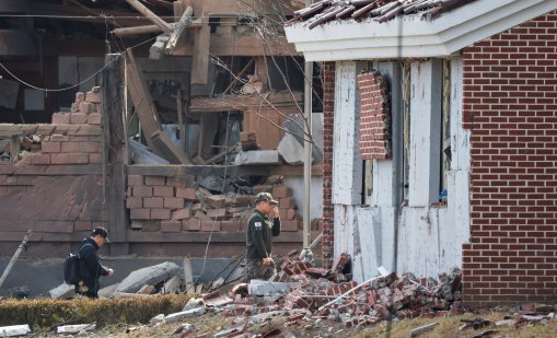 Южнокорейски изтребител погрешка пусна бомби върху град, има ранени