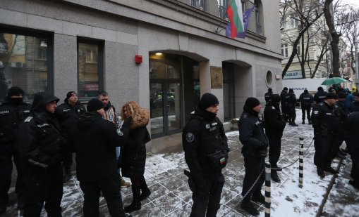 В кадър: Протест пред ВСС, гъмжи от полиция