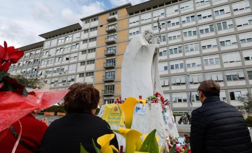 Оптимизъм за папата: Франциск реагира добре на лечението