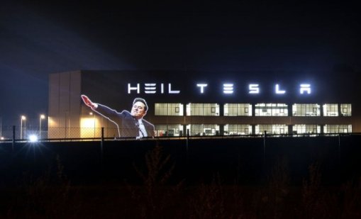 Heil Tesla: Германци протестираха срещу Мъск