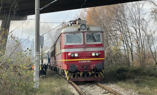 Трима души са арестувани за източването на 1 тон гориво от локомотив