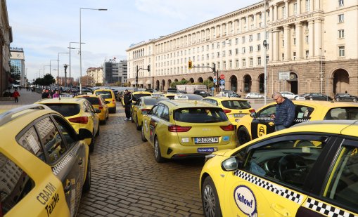 Таксиметровите шофьори пак излизат на протест, този път заради реда на Терминал 2 