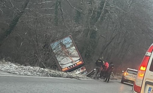 ТИР падна в река Места край Разлог