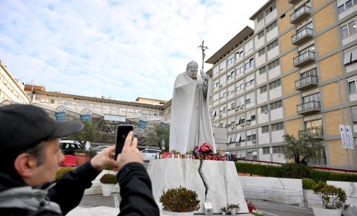 Папата е с двустранна пневмония