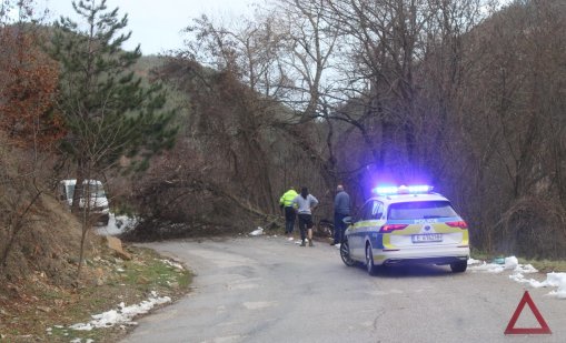 Движението за село Върбак е затруднено заради катастрофа