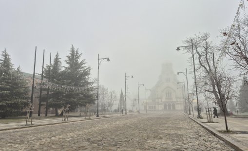 Студен въздух нахлува в събота, на места валежите ще преминават в сняг