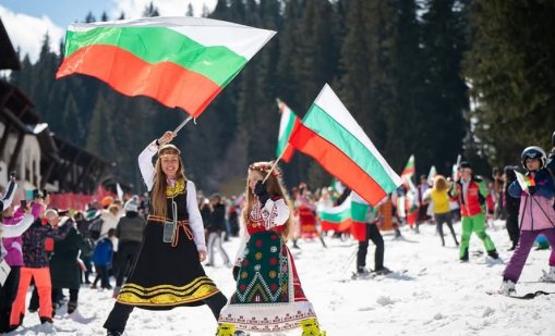 Голямо ски спускане с народни носии в Пампорово ВИДЕО