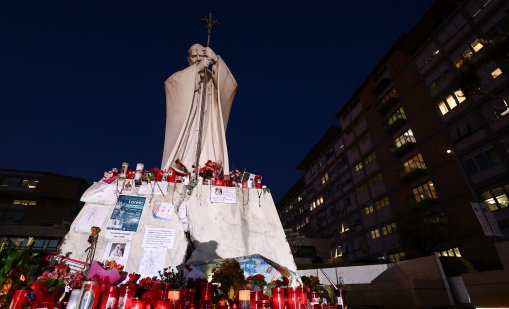 Отсъствието на папата изпрати Светия престол в "сива зона"