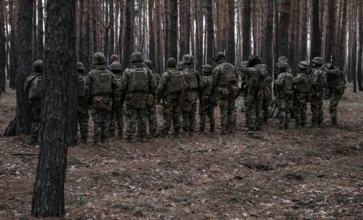 Китайски изтребители J-16 и руски Су-35 съвместно ескортират патрулен бомбардировач