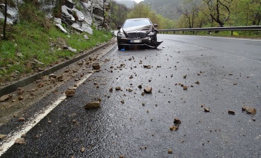 Камъни паднаха върху автомобил в Смолянско 