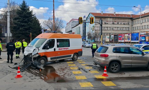 Линейка, превозваща седеммесечно бебе и майка му, катастрофира в София