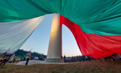 "Възраждане" сваля със закон европейските знамена у нас