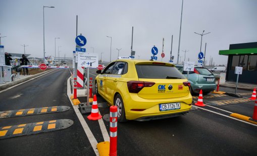 В кадър: Таксиметрови шофьори блокираха Терминал 2 на летище София