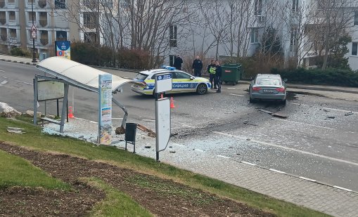 Кола се вряза в автобусна спирка в Свети влас, няма пострадали