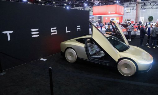 Подпалиха автосалон на Tesla във Франция, изгоряха над 10 е-коли