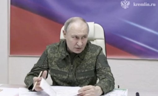 Путин във военна униформа - знак към народа на Русия или към Запада? 