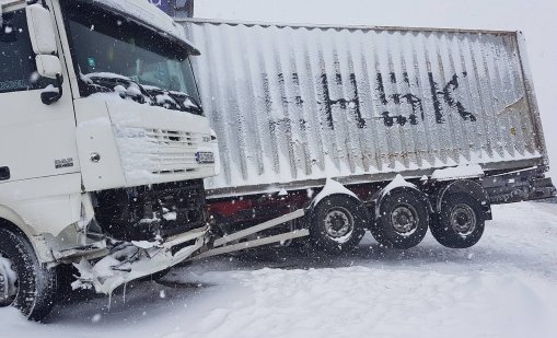 ТИР и автобус с летни гуми задръстиха пътя през Пампорово и Рожен