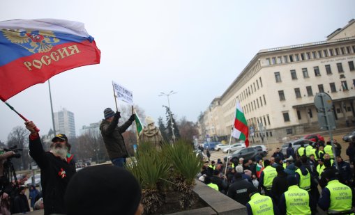 В кадър пред НС: Бранят българския лев с руско знаме