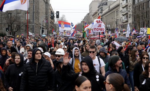 ЕК иска сръбските власти да разследват използването на звуково оръжие срещу протестиращите