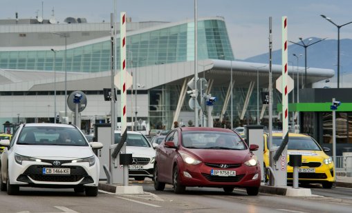 В кадър: Сложиха бариерите на Терминал 2, безплатният престой ще бъде 10 минути