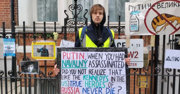 ロシアの反体制派は、英国が彼を亡命拒否した後、自殺した