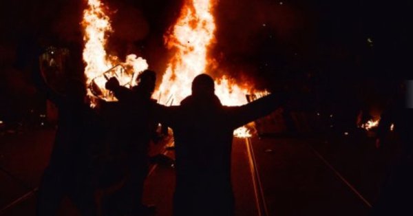 Immense manifestation pacifique à Sofia : puis cagoules, incendies, arrestations et pogroms