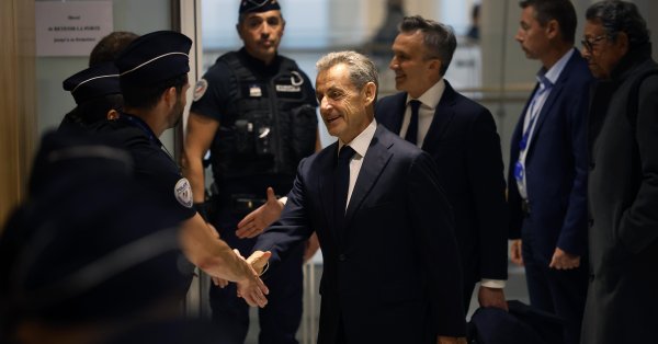 サルコジ氏が刑務所に入り、ナラ・ドレフュス氏、ノリエガ氏、カルロス・ウェイト氏が身体を揉まれた