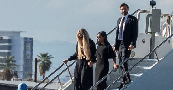 ジェイ・ディバンス副大統領がチャーリー・カークのボディ・ホーム写真を運んだ