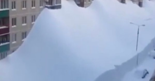 カムチャツカの雪の黙示録: 彼らは仕事に行くためにトンネルを掘る ビデオ
