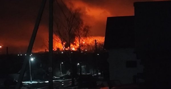 4 of 4：ウクライナの爆発したニジニーノヴゴロドビデオのルコイル製油所